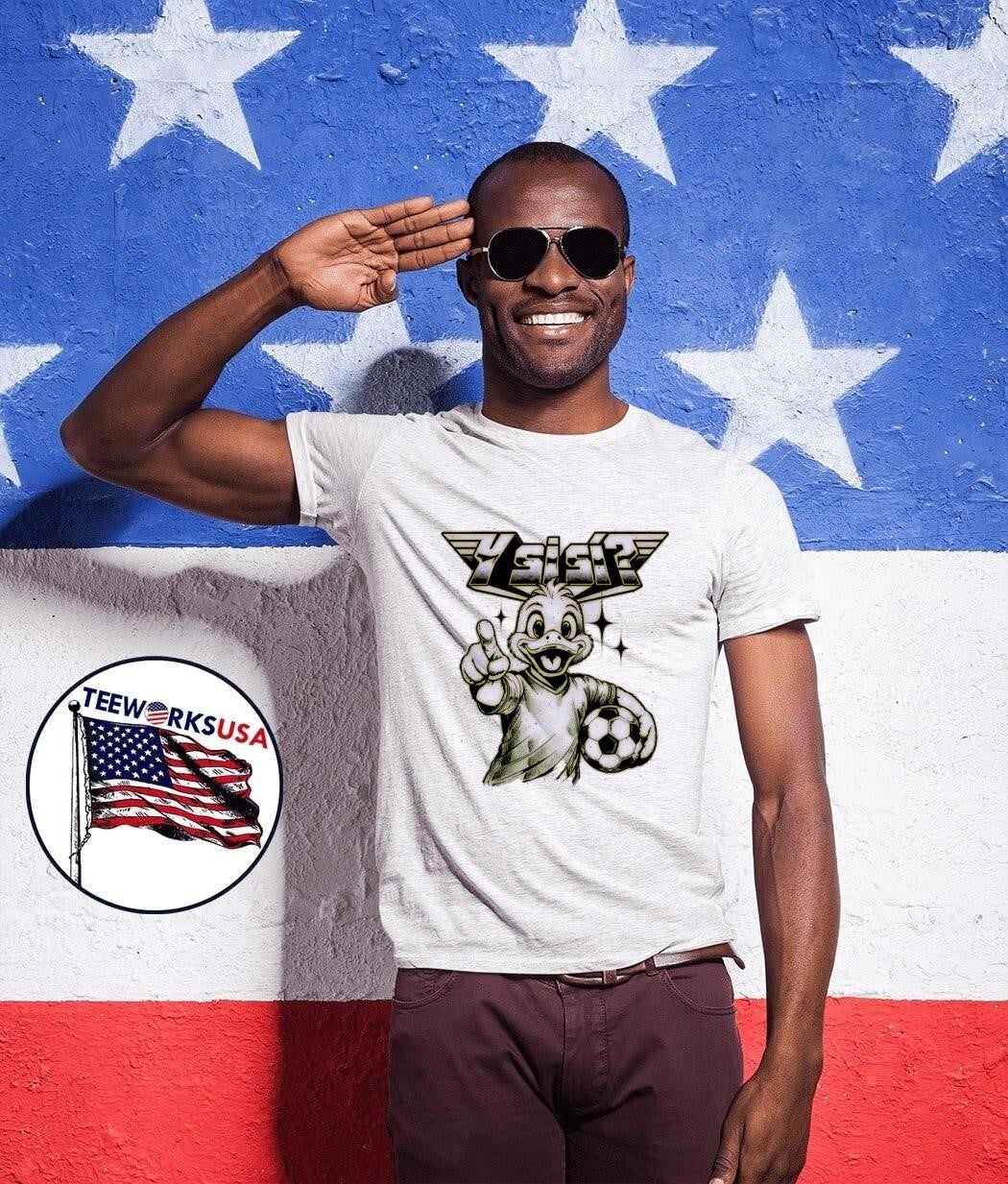 Y Si Sí’ Duck Pointing at Soccer Ball Jersey Graphic T-Shirt