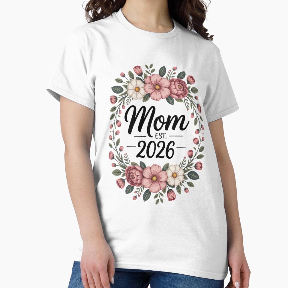 Mom Est. 2026 Floral Wreath Shirt – New Mom Announcement Vintage Botanical Mother’s Day Gift by What a cute-Tee